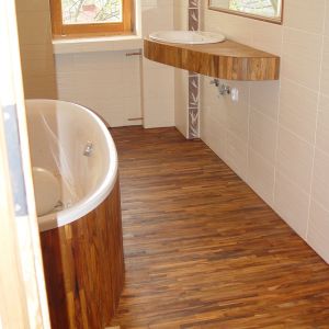 Decydując się na parkiet w łazience warto pochylić się nad jakością i gatunkiem drewna.  Fot. Centrum Parkietowe Nowak