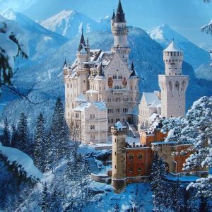 Czołowe miejsce wśród imponujących zamków o wyjątkowym wyglądzie zajmuje budowla z Neuschwanstein w Niemczech położona u stóp malowniczych Alp. Fot. Zamek w Neuschwanstein – hetpodium.org