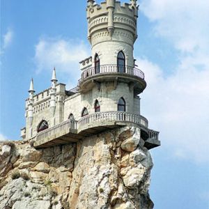 Pierwotnie zamek Jaskółcze Gniazdo został zaprojektowany dla rosyjskiego generała, który pragnął w zacisznym miejscu ulokować miejsce miłosnych schadzek. Fot. Jaskółcze Gniazdo – turist.ru