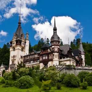 Neogotycki obiekt zamku Peles przypomina na pierwszy rzut oka budowle bawarskie lub zamki w Szwajcarii. Fot. Zamek w Peles – imgkid.com