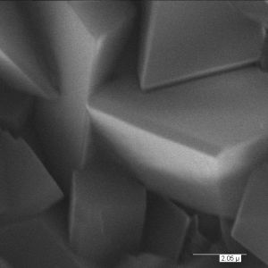 Kryształki sanidynu, czyli skalenia potasowego osadzonego w osnowie mikrokrystalicznej - zdjęcie z mikroskopu skaningowego. Fot. Fotolia