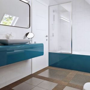 Turkus w łazience - idealnie pod względem kolorystycznym dobrane - szafka pod umywalkę, obudowa łazienki i płytki ceramiczne przełamują dominację bieli w tym wnętrzu. Projekt: Z92, Z500.
