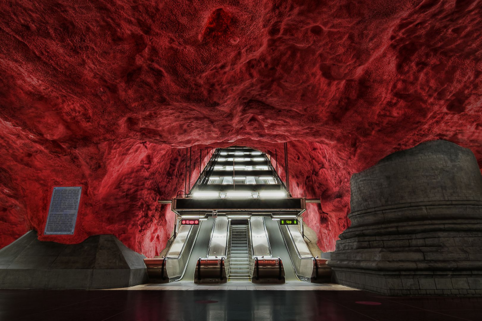 Rådhuset Station - Metro w Sztokholmie zostało otwarte w 1950 r., a w miarę upływu czasu jego przestrzeń zaczęły zapełniać zapierające dech w piersiach dzieła sztuki. Fot. www.onedio.com