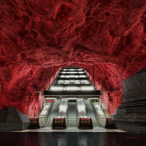 Rådhuset Station - Metro w Sztokholmie zostało otwarte w 1950 r., a w miarę upływu czasu jego przestrzeń zaczęły zapełniać zapierające dech w piersiach dzieła sztuki. Fot. www.onedio.com