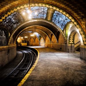 Głównym projektantem stacji nowojorskiego metra jest Raphael Guastavino, który również w City Hall Subway zastosował to, co lubił najbardziej – wykładane kolorowymi kafelkami sklepienia. Fot. www.imgkid.com