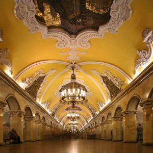 Wnętrze stacji Metra Avtovo w St. Petersburgu przypomina salę balową. Fot. www.votpusk.ru