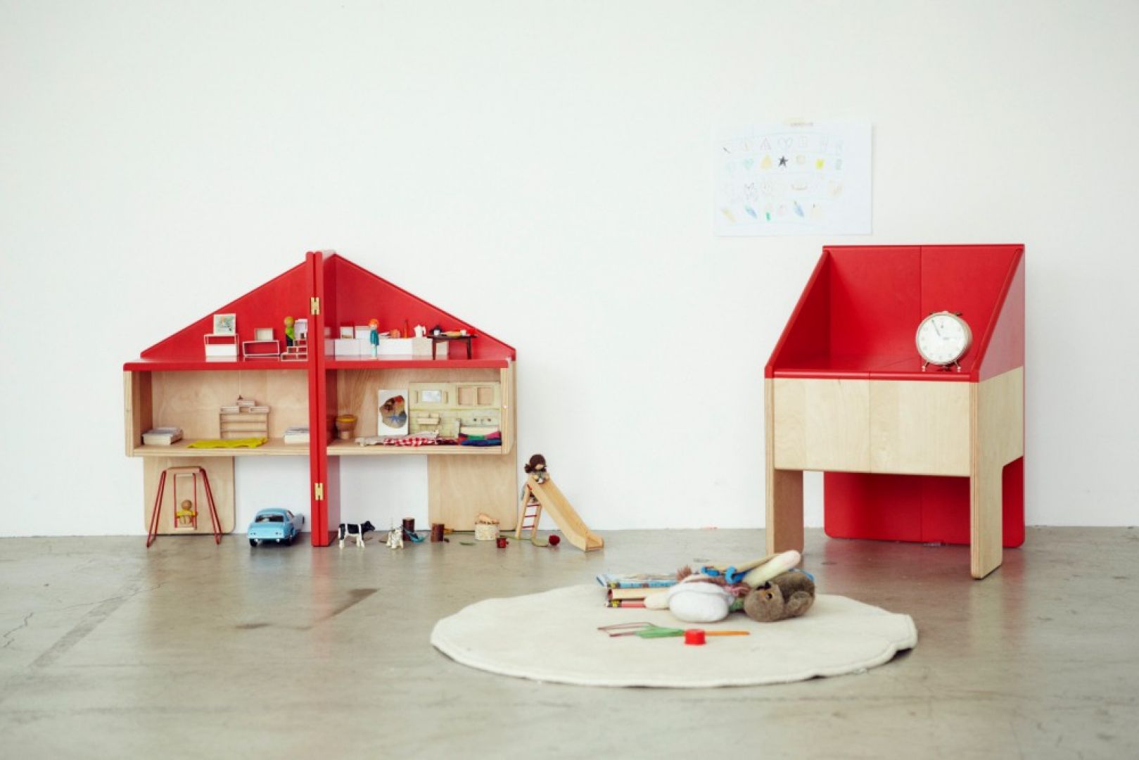 Japońskie studio Torafu Architects stworzyło domek dla lalek Ichiro mający dwojakie zastosowanie – po złożeniu może stać się też wygodnym krzesełkiem dla dziecka. Fot. www.hellowonderful.co