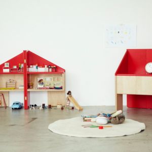 Japońskie studio Torafu Architects stworzyło domek dla lalek Ichiro mający dwojakie zastosowanie – po złożeniu może stać się też wygodnym krzesełkiem dla dziecka. Fot. www.hellowonderful.co