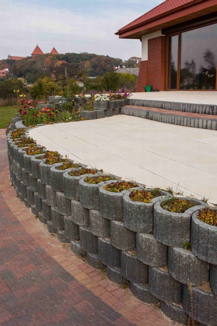 Obecnie najpopularniejszymi gazonami są prefabrykowane gotowe formy, wykonane z betonu. Fot. Buszrem 