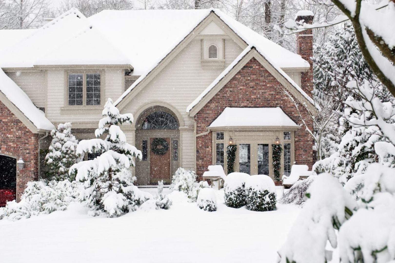 Zimowa aura za oknem wcale nie napawa optymizmem tych, którzy muszą odśnieżyć podjazd i podwórko. Fot. Shutterstock
