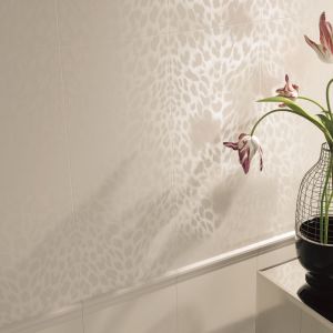 Dzięki delikatnemu wzorowi wnętrza nabierają lekkości i światła. Fot. Domino/marka Home Luxury Tiles