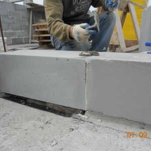 Beton komórkowy polubili również murarze, między innymi dlatego, że poddaje się on piłowaniu i łatwo przycinać materiał na placu budowy. Fot. Grupa Prefabet