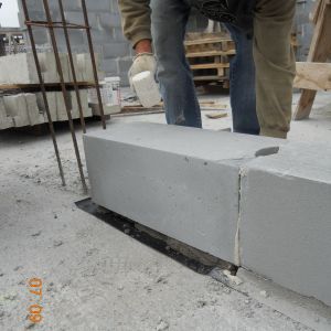 Bloczki wykonane z betonu komórkowego pozwalają na wznoszenie ścian zewnętrznych na zaprawę cienkowarstwową przy niewielkiej ilości spoin. Fot. Grupa Prefabet