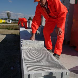 W ścianach z betonu komórkowego warto stosować elementy systemowe do wykonywania nadproży lub ocieplenia wieńca. Stosowanie elementów wykonanych z jednego materiału zapewnia dłuższa trwałość konstrukcji oraz zmniejsza ryzyko występowania mostków termicznych.  Fot. Bruk-Bet
