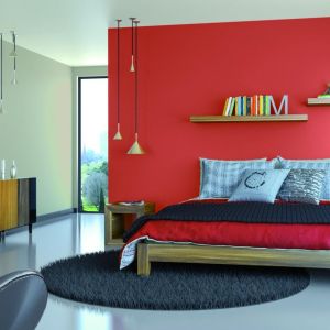 Ognista czerwień to doskonały pomysł na zaaranżowanie sypialni. Fot. FFiL Śnieżka 