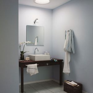 Na poddaszu często projektujemy łazienki. Czasami nie wymagają zastosowania okien połaciowych, wystarczy świetlik, który wprowadzi nieco promieni do tego wnętrza. Fot. Velux