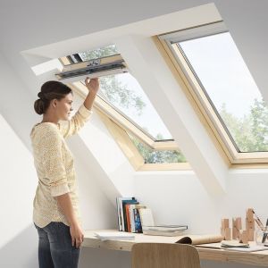 Konstrukcja okien dachowych i komfortowe sposoby ich otwierania pozwalają na funkcjonalne zaaranżowanie przestrzeni pod nimi. Fot. Velux