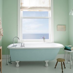 Wystrój  łazienkowego  salonu  może  przywodzić na myśl zapach łąki, morską bryzę, czy przytulny wełniany pled. To  możliwe  przy  użyciu odpowiednich  kolorów. Tu zastosowano farbę łazienkową o nazwie Aura Bath&Spa 532. Fot. Benjamin Moore