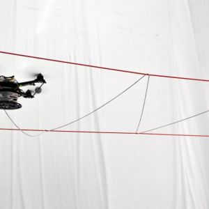 W ubiegłym roku Politechnika w Zurychu przedstawiła drony wyposażone w specjalne szpule. Quadrocoptery przy użyciu mocnych kabli z tworzywa sztucznego uplotły most niczym pająki sieć. Fot. ETH Zurich