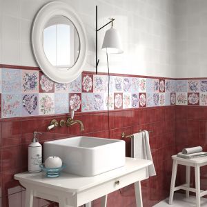 Czerwone płytki na części ścian oraz wzorzyste płytki nadają wnętrzu łazienkowemu tradycyjnego charakteru. Fot. Unicer