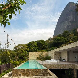 Rezydencja w Rio de Janeiro dla niejednej osoby może stanowić przykład domu z marzeń. Fot. Arthur Casas Studio