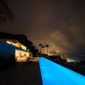 Podświetlany basen wygląda nocą jeszcze bardziej bajecznie niż za dnia. Fot. Arthur Casas Studio