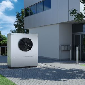 Pompa ciepła powietrze/woda Vitocal 300-A zapewnia maksymalną temperaturą zasilania do 65°C do ogrzewania i podgrzewu ciepłej wody użytkowej. Pompę ustawia się na zewnątrz budynku i korzysta ona z bezpłatnego powietrza z atmosfery. Fot. Viessmann