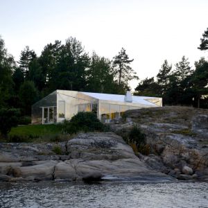 W zależności od punktu widzenia dom znika lub wyłania się zza skały. Prawo zagospodarowania przestrzennego wpłynęło na jego jak największe wtopienie w krajobraz. Projekt JVA, Norwegia. Fot. Nils Petter Dale