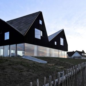 Dune House powstał w ramach projektu Living Architecture i stanowi reinterpretację na temat domu nadmorskiego w tradycyjnym brytyjskim stylu. Fot. Jarmund/Vigsnæs AS Arkitekter