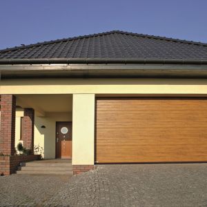Brama segmentowa VENTE K2 RC z wąskimi tłoczeniami to uniwersalny wzór, pasujący do domów w rozmaitych stylach. Fot. Krispol