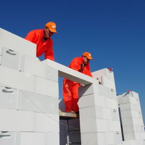 Bloczki z betonu komórkowego mogą służyć do budowy wszystkich rodzajów ścian, jedno-, dwu- lub trójwarstwowych. Fot. Bruk-Bet