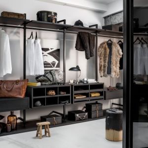 W nowoczesnych domach warto postawić  nie tylko na praktyczną stronę garderoby (liczne półki, drążki i szuflady doskonale organizują przechowywanie), ale także na nowoczesny designerski wystrój. Fot. Raumplus