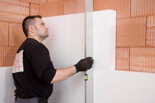 Ocieplanie ścian zewnętrznych to jedna z najlepszych metod na izolację budynku. Najpopularniejszą technologią ocieplania ścian jest bezspoinowy system ociepleń (ETICS) oparty na styropianie lub wełnie mineralnej. Aby spełnił on deklarowane przez