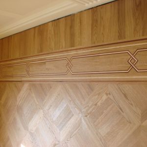W celu uzyskania odpowiedniej barwy drewna, tak aby podłogi wpisywały się w historyczny charakter pomieszczenia, zastosowano twardy olejo-wosk. Fot. Parkiety Kuczyńskiego