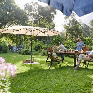Zacienienie w ogrodzie jest latem bardzo potrzebne. Parasole ogrodowe są praktycznym wyposażeniem - umożliwiają przyjemny wypoczynek w cieniu, łatwo się rozkładają i składają oraz stanowią przy okazji przyjemną dekorację. Fot. Tchibo