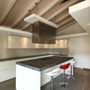 Drewniany sufit dobrze komponuje się również z nowocześnie urządzoną kuchnią. Fot. Shutterstock