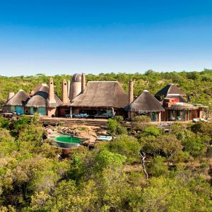 Ten imponujący wakacyjny dom w RPA można wynająć do prywatnego użytku. Fot. Leobo Private Reserve