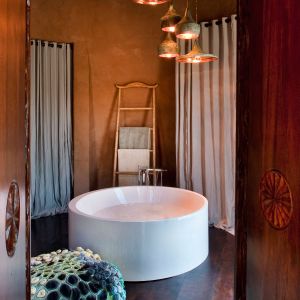 Minimalistyczna, ale luksusowa łazienka inspirowana naturą. Fot. Leobo Private Reserve
