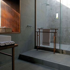 W łazience, podobnie jak na elewacjach domu, dominuje surowy beton. Fot. Sebastian Zachariah