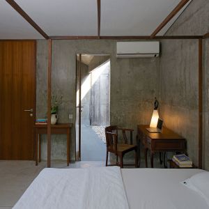 W sypialni również dominuje surowy beton. Dobrze pasuje on do minimalistycznego wystroju wnętrza. Fot. Sebastian Zachariah