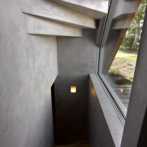 Wnętrze domu utrzymane jest w bardzo surowym, minimalistycznym stylu. Fot. Arend Loerts