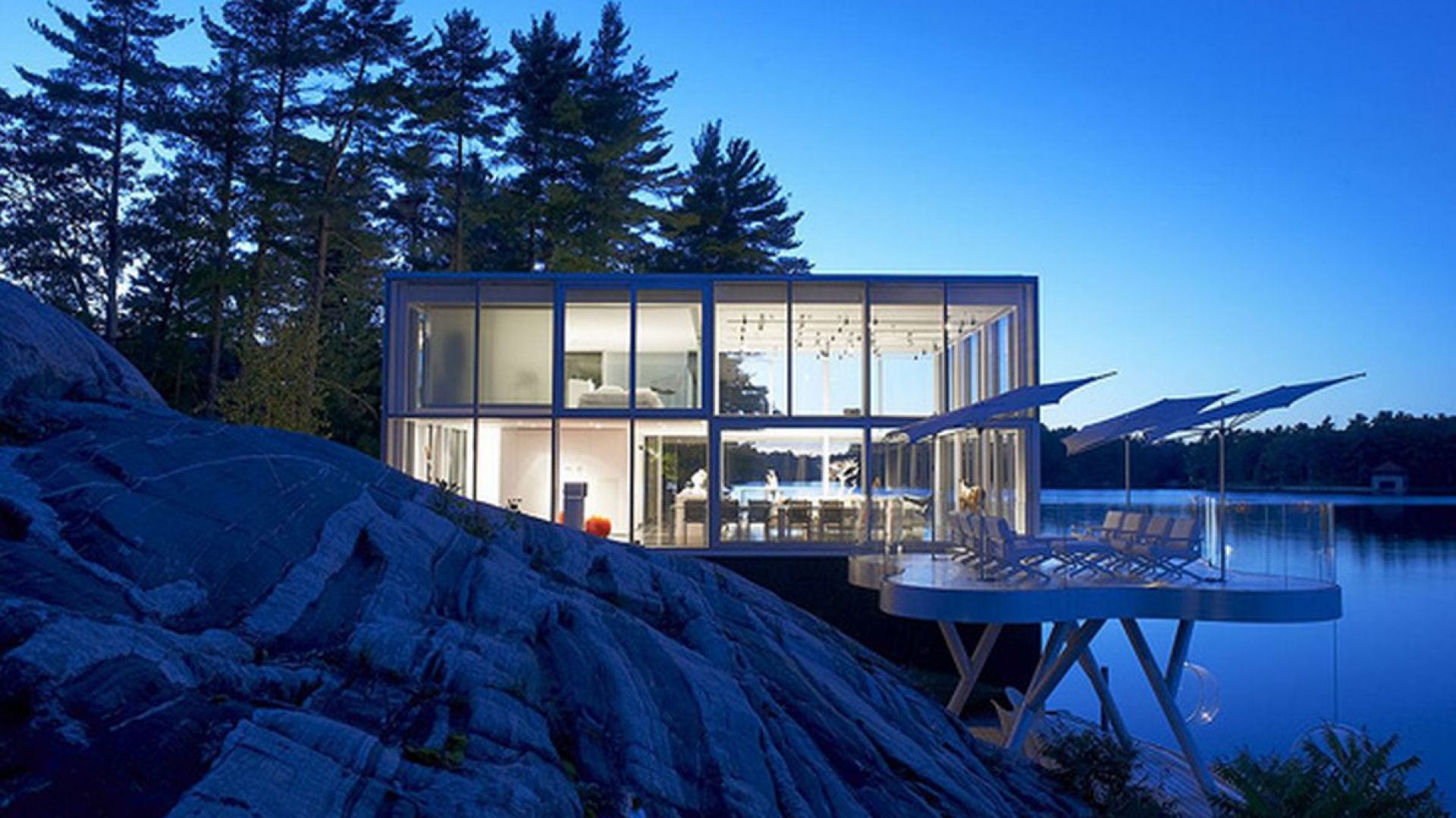 Dom ze szkła nad jeziorem. Zobacz niezwykły projekt z Kanady