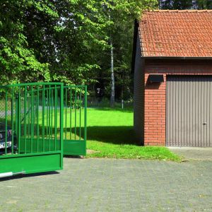 Warto skonfigurować jednoczesne otwieranie bramy wjazdowej i bramy garażowej. Fot. Hörmann