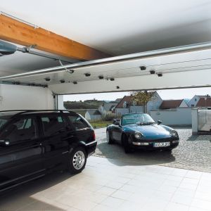 Brama segmentowa górna w garażu dwustanowiskowym potrzebuje napędu o wyższej sile ciągnięcia i pchania (powyżej 1000 N). Fot. Normstahl