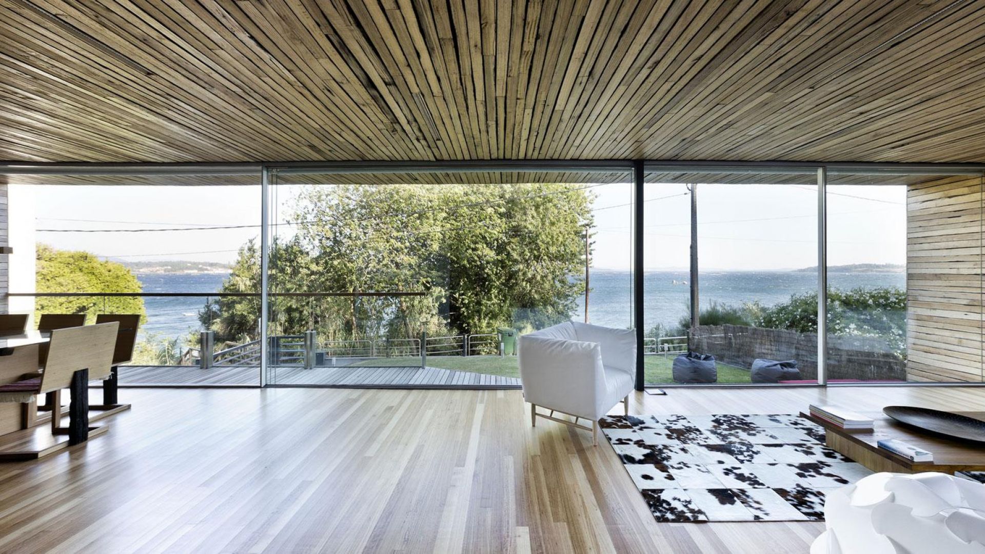 Zobacz nowoczesne wnętrze domu wykończone drewnem