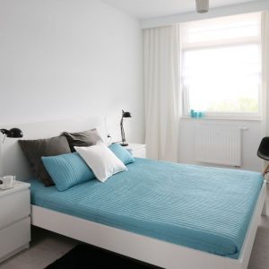 Zwolennikom minimalizmu we wnętrzach spodoba się sypialnia w stylu skandynawskim. Proj. Anna Maria Sokołowska, Fot. Bartosz Jarosz