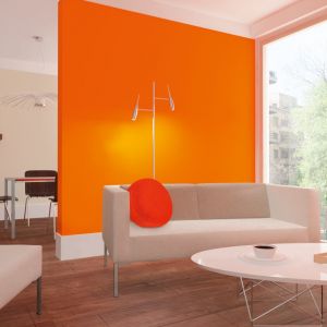 Minimalistyczne wnętrze można ożywić soczystą pomarańczową dekoracją ściany. Fot. Dekoral