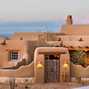 Styl pueblo (Pueblo Revival). To styl bardzo popularny we wschodnio-południowej części USA. Inspirowany wielorodzinnymi domami budowanymi przez Indian Pueblo. 
