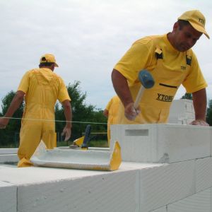 Bloczki betonowe wyposażono w uchwyty montażowe, co znacznie ułatwia pracę murarzom. Fot. Xella, Ytong 
