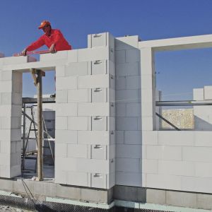 W skład systemu do murowania oferowanego przez producentów  wchodzą nie tylko bloczki, ale U-kształtki, nadproża i inne elementy konieczne dla wybudowania muru jednowarstwowego. Fot. Bruk-Bet